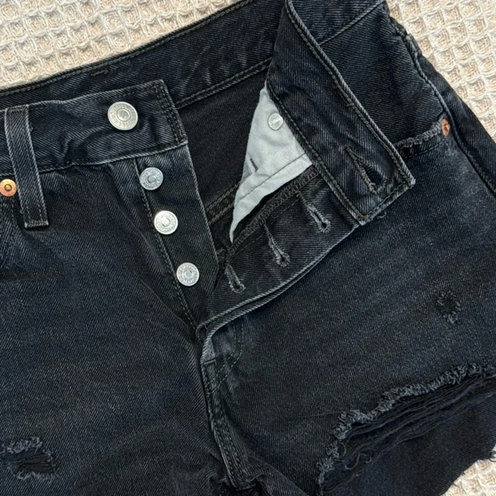Levi’s 501 High Rise Original Fit Distressed Denim Jean Shorts Wise Up Black - Picture 11 of 16